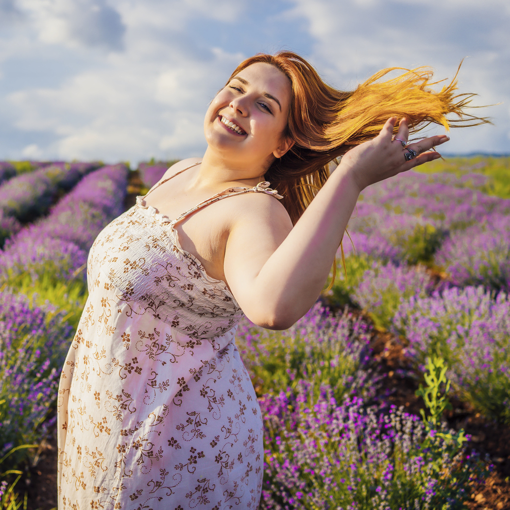 Modne sukienki plus size na lato 2024. Są zgodne z trendami i idealnie leżą na puszystej figurze